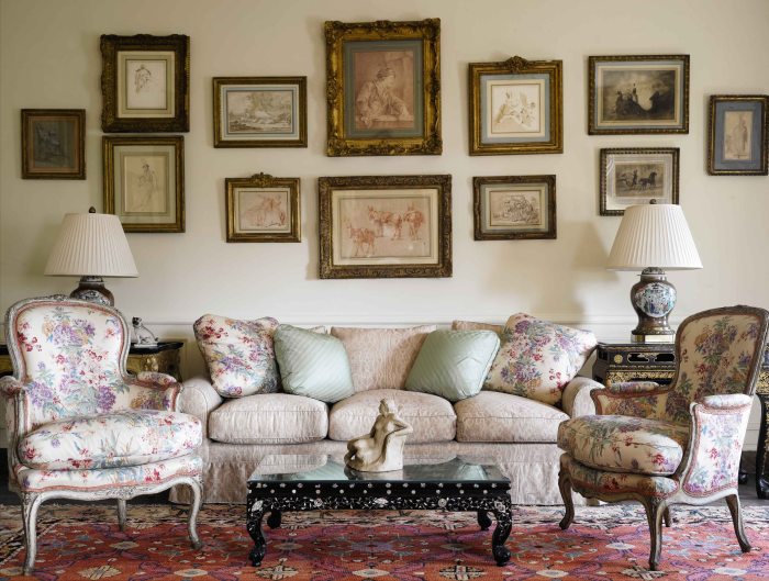 How to decorate a small drawing room